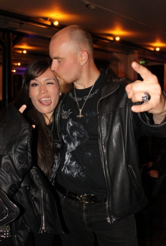 Patricia har kommet helt fra Mexico City, og poserer med den norske black metal-artisten Svartmunin (Foto: Vigdis Meidell).